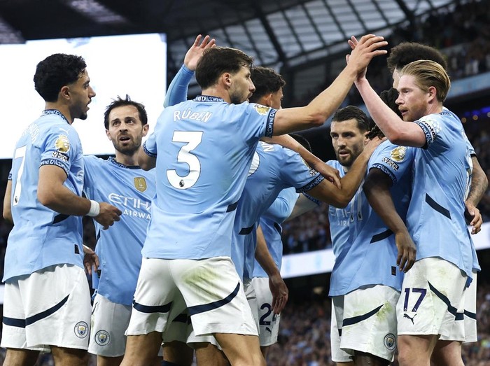Soccer Football - Premier League - Manchester City v Wolverhampton Wanderers - Etihad Stadium, Manchester, Britain - May 2, 2025 Manchester City's Kevin De Bruyne celebrates scoring their first goal with teammates Action Images via Reuters/Jason Cairnduff EDITORIAL USE ONLY. NO USE WITH UNAUTHORIZED AUDIO, VIDEO, DATA, FIXTURE LISTS, CLUB/LEAGUE LOGOS OR 'LIVE' SERVICES. ONLINE IN-MATCH USE LIMITED TO 120 IMAGES, NO VIDEO EMULATION. NO USE IN BETTING, GAMES OR SINGLE CLUB/LEAGUE/PLAYER PUBLICATIONS. PLEASE CONTACT YOUR ACCOUNT REPRESENTATIVE FOR FURTHER DETAILS..