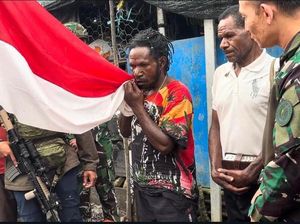 Tinggalkan OPM, Minanggeng Murib Cium Merah Putih dan Berikrar Setia pada NKRI