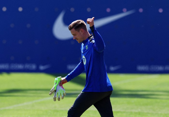 FILE PHOTO: Soccer Football - Champions League - FC Barcelona Training - Ciutat Esportiva Joan Gamper, Barcelona, Spain - April 29, 2025 FC Barcelonas Marc-Andre ter Stegen during training REUTERS/Albert Gea/File Photo