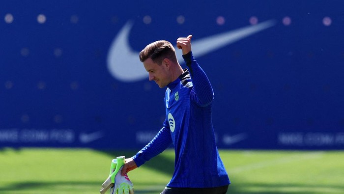 FILE PHOTO: Soccer Football - Champions League - FC Barcelona Training - Ciutat Esportiva Joan Gamper, Barcelona, Spain - April 29, 2025 FC Barcelonas Marc-Andre ter Stegen during training REUTERS/Albert Gea/File Photo