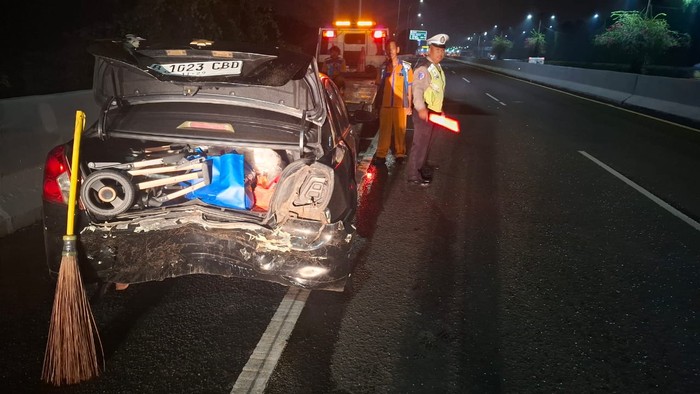 Mobil Chevrolet yang ditabrak di Tol Sedyatmo Mobil Chevrolet yang ditabrak di Tol Sedyatmo pengendara Byd