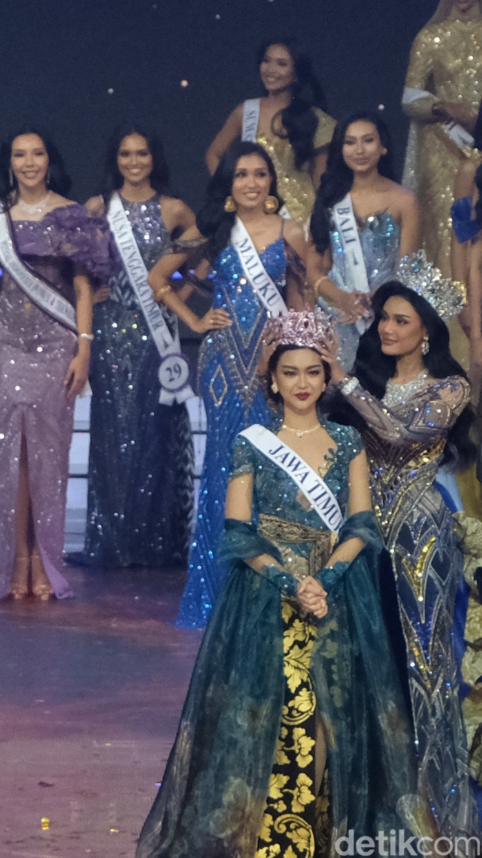 Firsta Yufi Amarta mengungguli penghargaan Puteri Indonesia 2025 yang diselenggarakan di Jakarta International Convention Center (JICC), Jakarta, Jumat (2/5/2025). Firsta berkompetisi dengan Melliza Xaviera Putri Yulian (DKI 1) di posisi 2 besar.