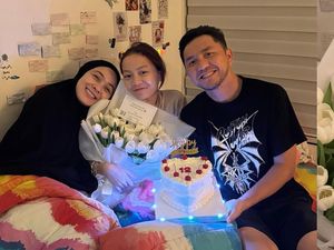 Hadiah Ultah, Omesh dan Dian Ayu Beri Lampu Hijau Anak Main Medsos Hadiah Ultah, Omesh dan Dian Ayu Beri Lampu Hijau Anak Main Medsos