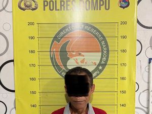 Polisi Bekuk Pensiunan PNS di Dompu yang Jadi Pengedar Sabu Polisi Bekuk Pensiunan PNS di Dompu yang Jadi Pengedar Sabu