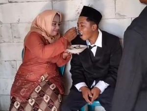 Cinta Tulus Ribut pada Siti di Balik Resepsi Tanpa Rias dan Dekorasi Cinta Tulus Ribut pada Siti di Balik Resepsi Tanpa Rias dan Dekorasi