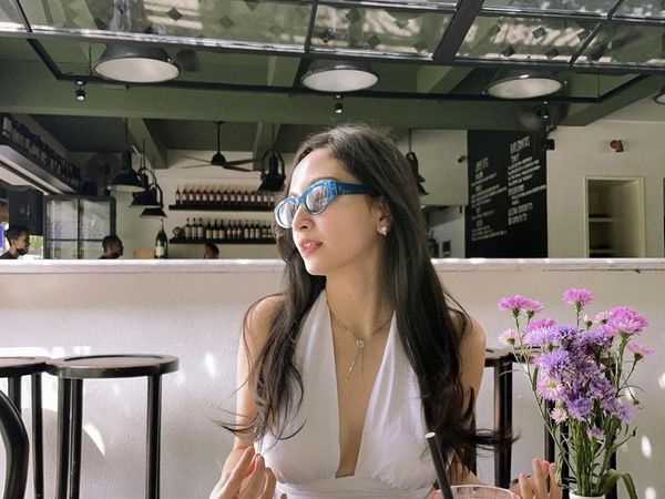 Pesona Valerie Tifanka Saat Makan di Restoran hingga Minum Kopi