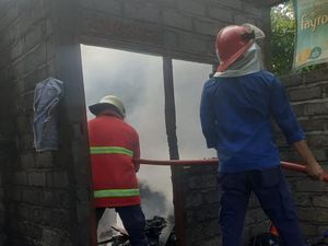 Rumah Warga Jembrana Terbakar gegara Api Dupa, Sertifikat Tanah-Emas Hangus Rumah Warga Jembrana Terbakar gegara Api Dupa, Sertifikat Tanah-Emas Hangus