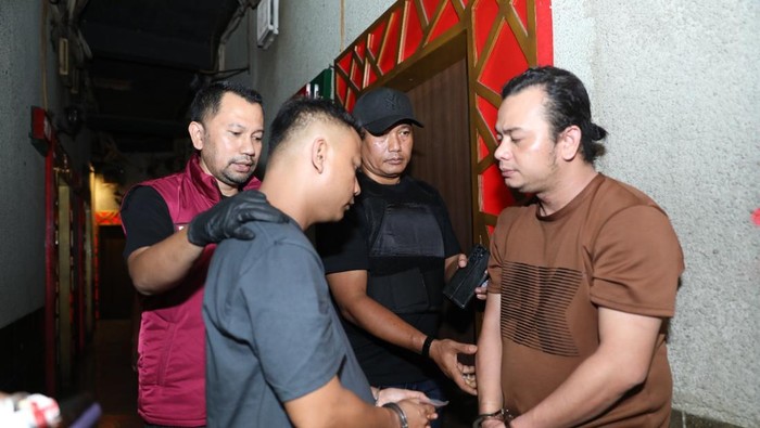 Polda Sumut membongkar bisnis narkoba di klub malam di Pematang Siantar. Polda Sumut membongkar bisnis narkoba di klub malam di Pematang Siantar.