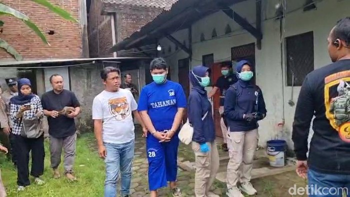 Polisi bareng tersangka predator seks inisial S melaksanakan olah wilayah permasalahan peristiwa di kos wilayah Jepara, Sabtu (3/5/2025). Bareskrim