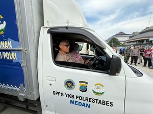 Kapolrestabes Medan Sopiri Mobil Boks Antar Makanan Bergizi ke Sekolah Kapolrestabes Medan Sopiri Mobil Boks Antar Makanan Bergizi ke Sekolah