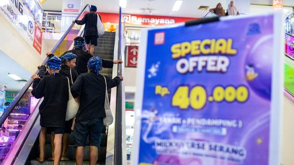 Potret Suku Badui Jalan-jalan di Mal Jelang Tradisi Seba