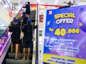 Potret Suku Badui Jalan-jalan di Mal Jelang Tradisi Seba Potret Suku Badui Jalan-jalan di Mal Jelang Tradisi Seba