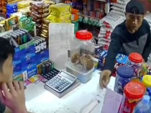 Pria di Deli Serdang Beli Sekarung Beras Pakai Ijazah, Begini Momennya Pria di Deli Serdang Beli Sekarung Beras Pakai Ijazah, Begini Momennya