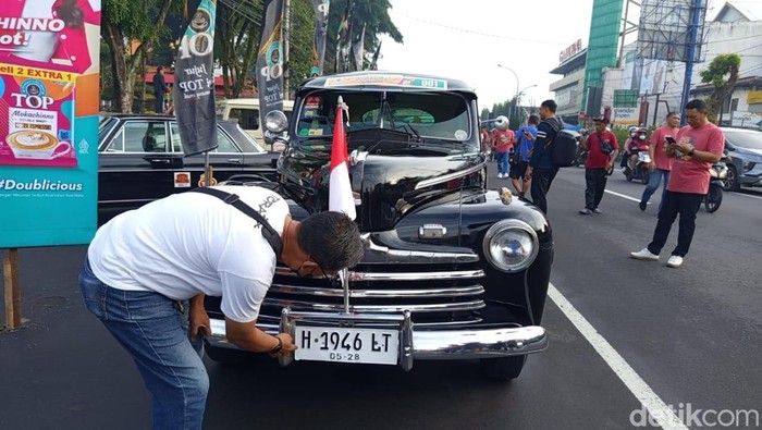 Rally kendaraan beroda empat antik di Magelang, Sabtu (3/5/2025). Rally kendaraan beroda empat antik di Magelang, Sabtu (3/5/2025). Ford 1946