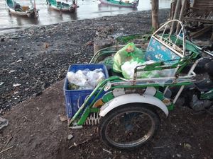 Pembuang Sampah Viral ke Laut Muncar Banyuwangi Sudah Dibuat Jera Pembuang Sampah Viral ke Laut Muncar Banyuwangi Sudah Dibuat Jera