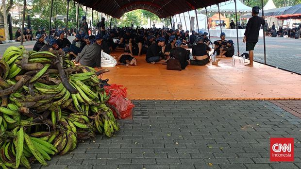 Ribuan 'petapa' turun gunung, dari Desa Ciboleger menuju Pendopo Lama Gubernur Banten, untuk melakukan ritual rutin tahunan berjulukan Seba Baduy.