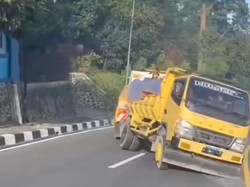 Truk Patah As Roda di Puncak Bogor, Lalin Sempat Tersendat