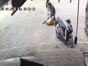 Video: Rekaman CCTV Pedagang Pempek Tikam 2 Pria Diduga Preman di Jambi