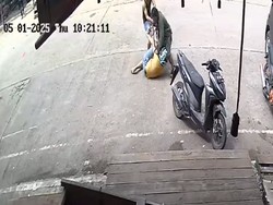 Video: Rekaman CCTV Pedagang Pempek Tikam 2 Pria Diduga Preman di Jambi