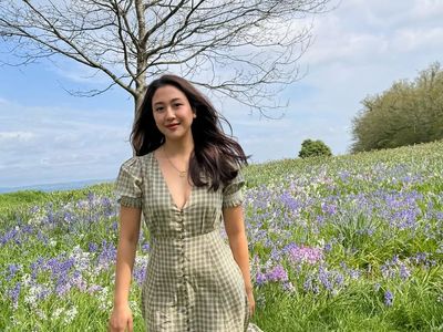 Foto: Senyum Manis Sherina Munaf di Skotlandia