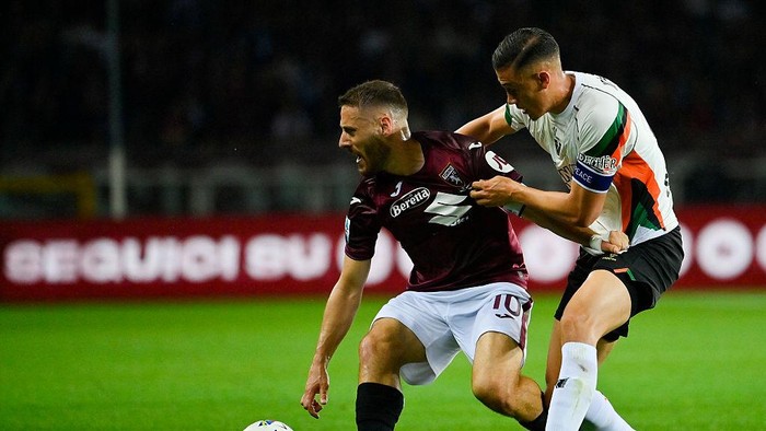 Torino vs Venezia TURIN, ITALY - MAY 2: (L-R) Nikola Vlasic of Torino FC in action against Jay Idzes of Venezia FC during the Serie A match between Torino and Venezia at Stadio Olimpico di Torino on May 2, 2025 in Turin, Italy. (Photo by Stefano Guidi/Getty Images)