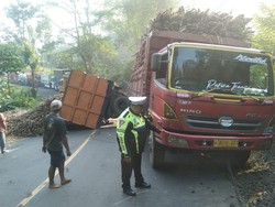Truk Muat Tebu Terguling Tutup Jalur Malang-Blitar