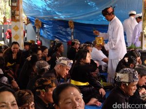 Khusyuknya Umat Hindu Suku Tengger Rayakan Hari Raya Kuningan Khusyuknya Umat Hindu Suku Tengger Rayakan Hari Raya Kuningan