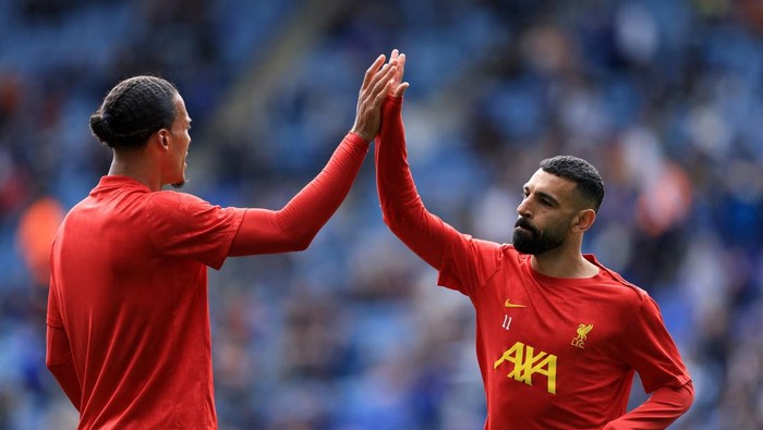 Virgil van Dijk-Mohamed Salah Soccer Football - Premier League - Leicester City v Liverpool - King Power Stadium, Leicester, Britain - April 20, 2025 Liverpools Virgil van Dijk and Mohamed Salah during the warm up before the match Action Images via Reuters/Andrew Boyers EDITORIAL USE ONLY. NO USE WITH UNAUTHORIZED AUDIO, VIDEO, DATA, FIXTURE LISTS, CLUB/LEAGUE LOGOS OR LIVE SERVICES. ONLINE IN-MATCH USE LIMITED TO 120 IMAGES, NO VIDEO EMULATION. NO USE IN BETTING, GAMES OR SINGLE CLUB/LEAGUE/PLAYER PUBLICATIONS. PLEASE CONTACT YOUR ACCOUNT REPRESENTATIVE FOR FURTHER DETAILS..