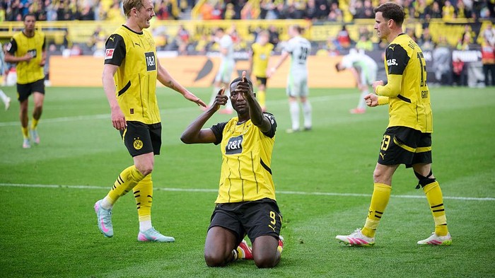 2212621099 03 May 2025, North Rhine-Westphalia, Dortmund: Soccer: Bundesliga, Borussia Dortmund - VfL Wolfsburg, Matchday 32, Signal Iduna Park. Dortmunds Serhou Guirassy (center) celebrates his 2:0 goal with Julian Brandt (left) and Pascal Groß. Photo: Bernd Thissen/dpa - IMPORTANT NOTE: In accordance with the regulations of the DFL German Football League and the DFB German Football Association, it is prohibited to utilize or have utilized photographs taken in the stadium and/or of the match in the form of sequential images and/or video-like photo series. (Photo by Bernd Thissen/picture alliance via Getty Images)
