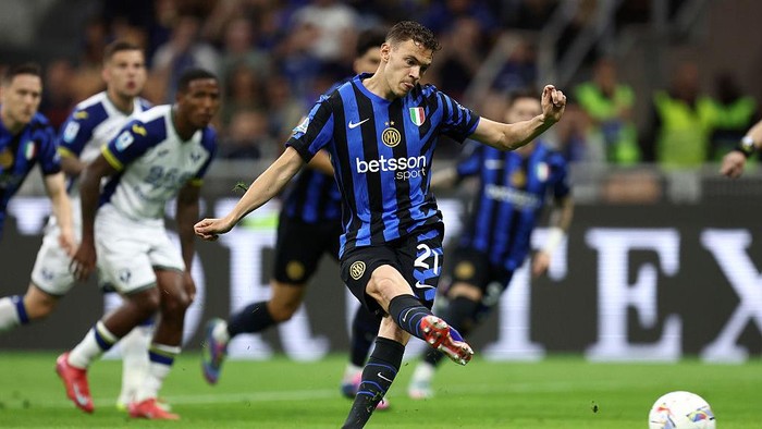 Milan, Italy - May 3: Kristjan Asllani of Fc Internazionale scores his teams first goal during the Serie A match between FC Internazionale and Verona at Giuseppe Meazza on May 3, 2025 in Milan, Italy. (Photo by sportinfoto/DeFodi Images/DeFodi via Getty Images)