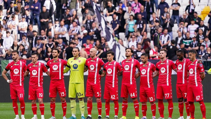 AC Monza The team of AC Monza plays against FC Juventus during a Serie A match at Allianz Stadium in Turin, Italy, on April 27, 2025. (Photo by Alessio Morgese/NurPhoto via Getty Images)