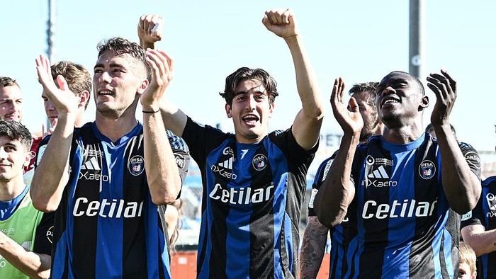 PISA, ITALY - MAY 01: players of AC Pisa 1909 celebrates the victory at the end of the Serie B match between AC Pisa 1909 and Frosinone Calcio at Arena Garibaldi stadium on May 01, 2025 in Pisa, Italy. (Photo by Image Photo Agency/Getty Images)