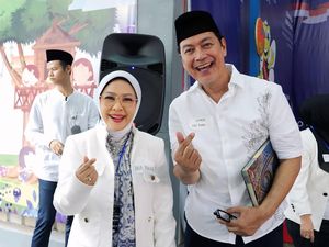 Adipura dan Ana Sofa Yuking Kunjungi Rutan Pondok Bambu Guna Beri Motivasi Adipura dan Ana Sofa Yuking Kunjungi Rutan Pondok Bambu Guna Beri Motivasi