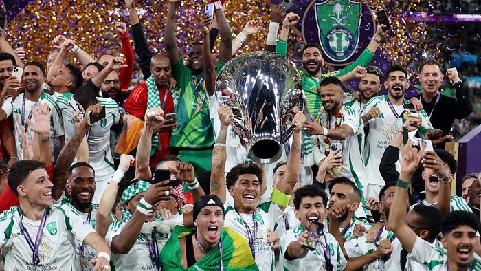  Roberto Firmino of Al-Ahli Saudi lifts The AFC Champions League Elite trophy after his teams 2-0 victory following the AFC Champions League Elite Final between Al Ahli and Kawasaki Frontale at the King Abdullah Sports City Hall Stadium on May 03, 2025 in Jeddah, Saudi Arabia. (Photo by Yasser Bakhsh/Getty Images)