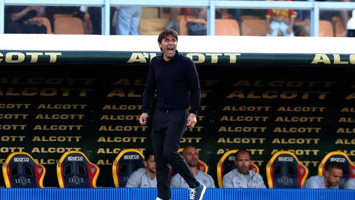 LECCE, ITALY - MAY 03: Head coach of Napoli Antonio Conte during the Serie A match between Lecce and Napoli at Stadio Via del Mare on May 03, 2025 in Lecce, Italy. (Photo by Maurizio Lagana/Getty Images)