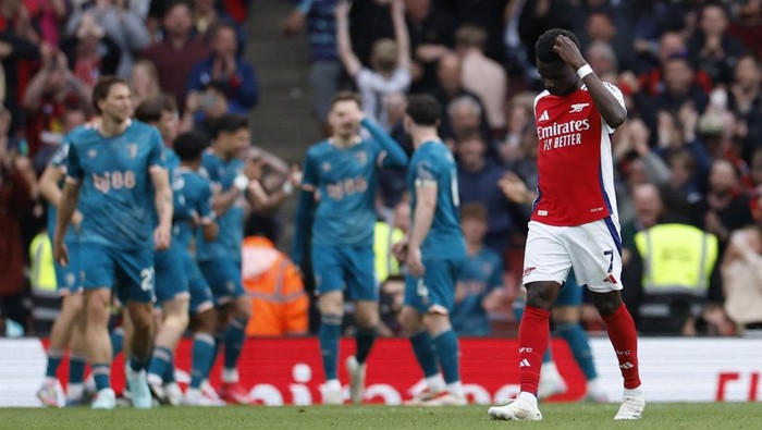 arsenal vs bournemouth liga inggris premier league bukayo saka Soccer Football - Premier League - Arsenal v AFC Bournemouth - Emirates Stadium, London, Britain - May 3, 2025 Arsenals Bukayo Saka looks dejected after AFC Bournemouths Evanilson scores their second goal Action Images via Reuters/Peter Cziborra EDITORIAL USE ONLY. NO USE WITH UNAUTHORIZED AUDIO, VIDEO, DATA, FIXTURE LISTS, CLUB/LEAGUE LOGOS OR LIVE SERVICES. ONLINE IN-MATCH USE LIMITED TO 120 IMAGES, NO VIDEO EMULATION. NO USE IN BETTING, GAMES OR SINGLE CLUB/LEAGUE/PLAYER PUBLICATIONS. PLEASE CONTACT YOUR ACCOUNT REPRESENTATIVE FOR FURTHER DETAILS..