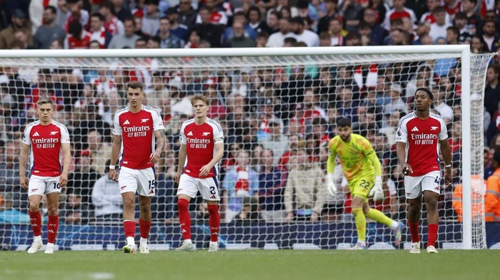 arsenal vs bournemouth liga inggris premier league jakub kiwior Soccer Football - Premier League - Arsenal v AFC Bournemouth - Emirates Stadium, London, Britain - May 3, 2025 Arsenals Jakub Kiwior with teammates look dejected after AFC Bournemouths Evanilson scores their second goal Action Images via Reuters/Peter Cziborra EDITORIAL USE ONLY. NO USE WITH UNAUTHORIZED AUDIO, VIDEO, DATA, FIXTURE LISTS, CLUB/LEAGUE LOGOS OR LIVE SERVICES. ONLINE IN-MATCH USE LIMITED TO 120 IMAGES, NO VIDEO EMULATION. NO USE IN BETTING, GAMES OR SINGLE CLUB/LEAGUE/PLAYER PUBLICATIONS. PLEASE CONTACT YOUR ACCOUNT REPRESENTATIVE FOR FURTHER DETAILS..