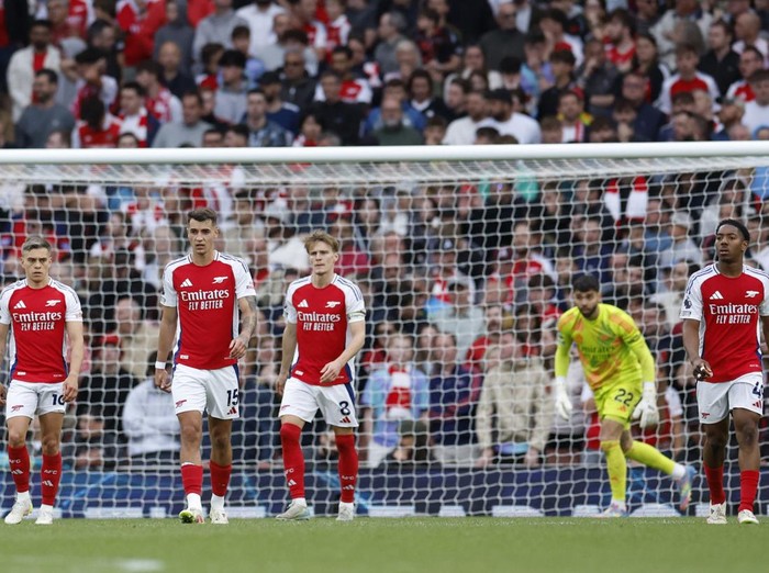 Soccer Football - Premier League - Arsenal v AFC Bournemouth - Emirates Stadium, London, Britain - May 3, 2025 Arsenal's Jakub Kiwior with teammates look dejected after AFC Bournemouth's Evanilson scores their second goal Action Images via Reuters/Peter Cziborra EDITORIAL USE ONLY. NO USE WITH UNAUTHORIZED AUDIO, VIDEO, DATA, FIXTURE LISTS, CLUB/LEAGUE LOGOS OR 'LIVE' SERVICES. ONLINE IN-MATCH USE LIMITED TO 120 IMAGES, NO VIDEO EMULATION. NO USE IN BETTING, GAMES OR SINGLE CLUB/LEAGUE/PLAYER PUBLICATIONS. PLEASE CONTACT YOUR ACCOUNT REPRESENTATIVE FOR FURTHER DETAILS..