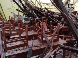Lapuk Dimakan Rayap, Atap Kelas SDN Kledokan Sleman Ambruk