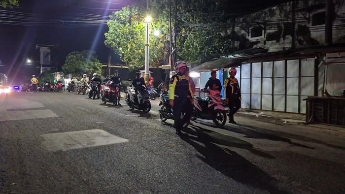 Puluhan cukup umur dan motornya di Kota Pasuruan yang terjaring razia