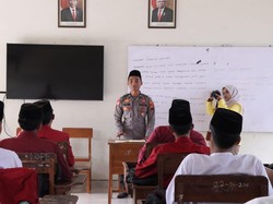 Bripda Najib, Polisi Muda Jepara Pengajar Fiqih di Pesantren
