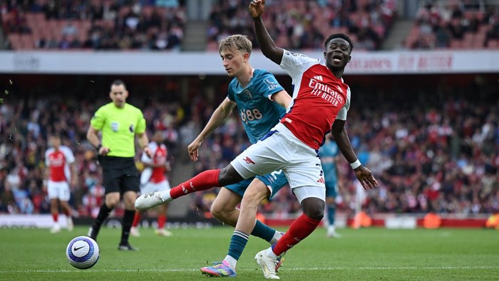 Bukayo Saka LONDON, ENGLAND - MAY 03: Bukayo Saka of Arsenal reacts after being challenged by Dean Huijsen of AFC Bournemouth during the Premier League match between Arsenal FC and AFC Bournemouth at Emirates Stadium on May 03, 2025 in London, England. (Photo by Shaun Botterill/Getty Images)