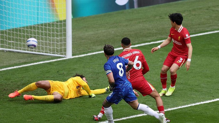 LONDON, ENGLAND - MAY 04: Enzo Fernandez of Chelsea scores his teams first goal past Alisson Becker of Liverpool during the Premier League match between Chelsea FC and Liverpool FC at Stamford Bridge on May 04, 2025 in London, England. (Photo by Chris Lee - Chelsea FC/Chelsea FC via Getty Images)