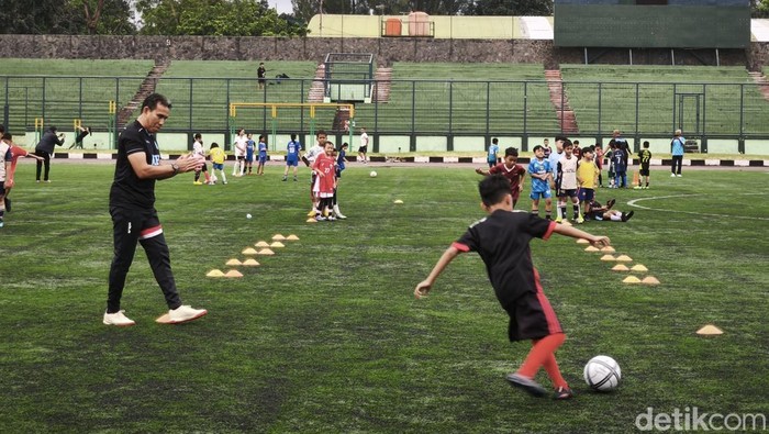 Coaching clinic sepakbola di Stadion Siliwangi, Minggu (4/5/2025) sore.