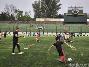 Serunya Coaching Clinic Bareng Legenda Timnas Indonesia di Bandung Serunya Coaching Clinic Bareng Legenda Timnas Indonesia di Bandung