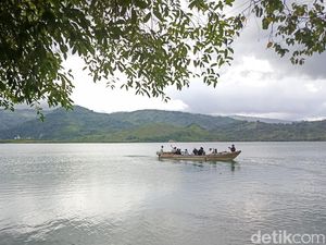 Danau Asam Suoh di Lampung Barat Tawarkan Keindahan Alam-Fenomena Geotermal Danau Asam Suoh di Lampung Barat Tawarkan Keindahan Alam-Fenomena Geotermal