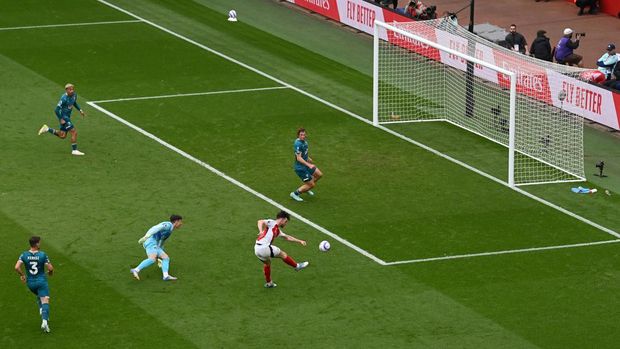  Declan Rice of Arsenal scores his team's first goal past Kepa Arrizabalaga of AFC Bournemouth during the Premier League match between Arsenal FC and AFC Bournemouth at Emirates Stadium on May 03, 2025 in London, England. (Photo by Alex Burstow/Arsenal FC via Getty Images)