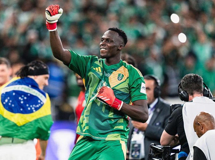 JEDDAH, SAUDI ARABIA - MAY 03: Edouard Mendy #16 of Al Ahli celebrates after winning Best GoalKeeper award during the AFC Champions League Elite Finals match between Al Ahli v Kawasaki Frontale at King Abdullah Sports City Hall Stadium on May 04, 2025 in Jeddah, Saudi Arabia. (Photo by Clicks Images/Getty Images)