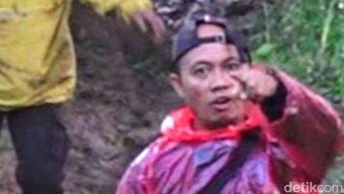 Evakuasi mayit pendaki Gunung Saeng Bondowoso Tampang, lelaki disangka pegawanegeri dari Polres Bondowoso yang mengancam jurnalis dikala mengambil gambar