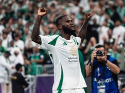 Franck Kessie pernah menaklukkan dua liga besar di Eropa. Ia juara Serie A bersama AC Milan, dan LaLiga di Barcelona.  Kini pemain Pantai Gading itu juara di Asia bersama Al Ahli. (Foto: Clicks Images/Getty Images)